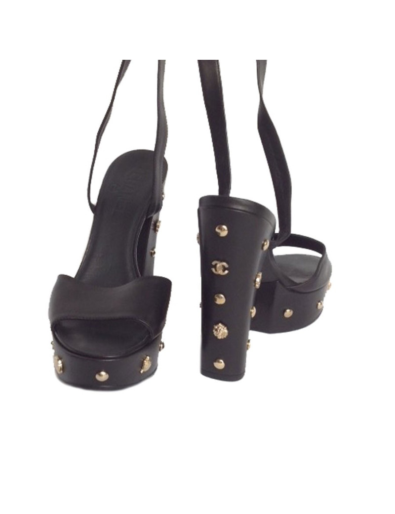 Sandales à plateforme "Grillage" CHANEL en box noir sertie de clous dorés Taille 39.5
