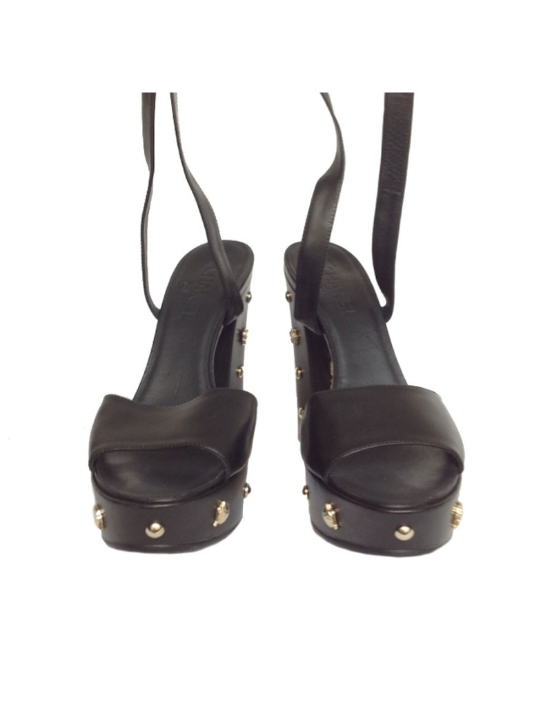 Sandales à plateforme "Grillage" CHANEL en box noir sertie de clous dorés Taille 39.5