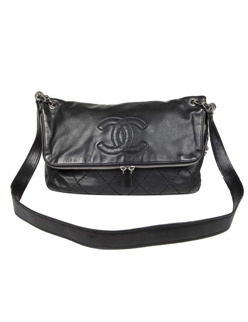 Sac besace CHANEL en cuir souple noir 