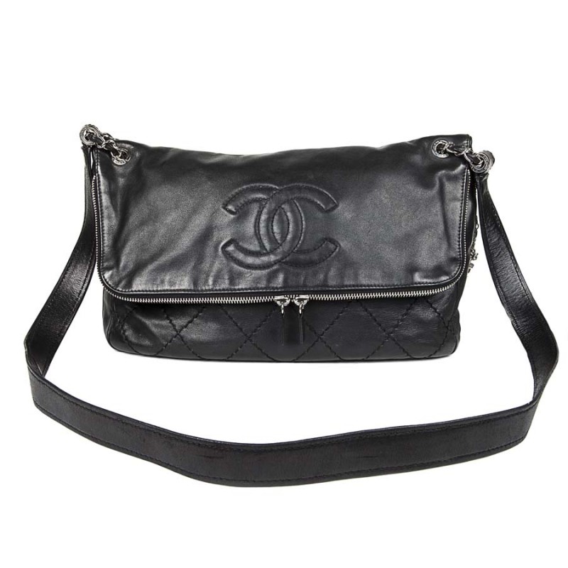 CHANEL messenger bag in black quilted smooth leather - VALOIS