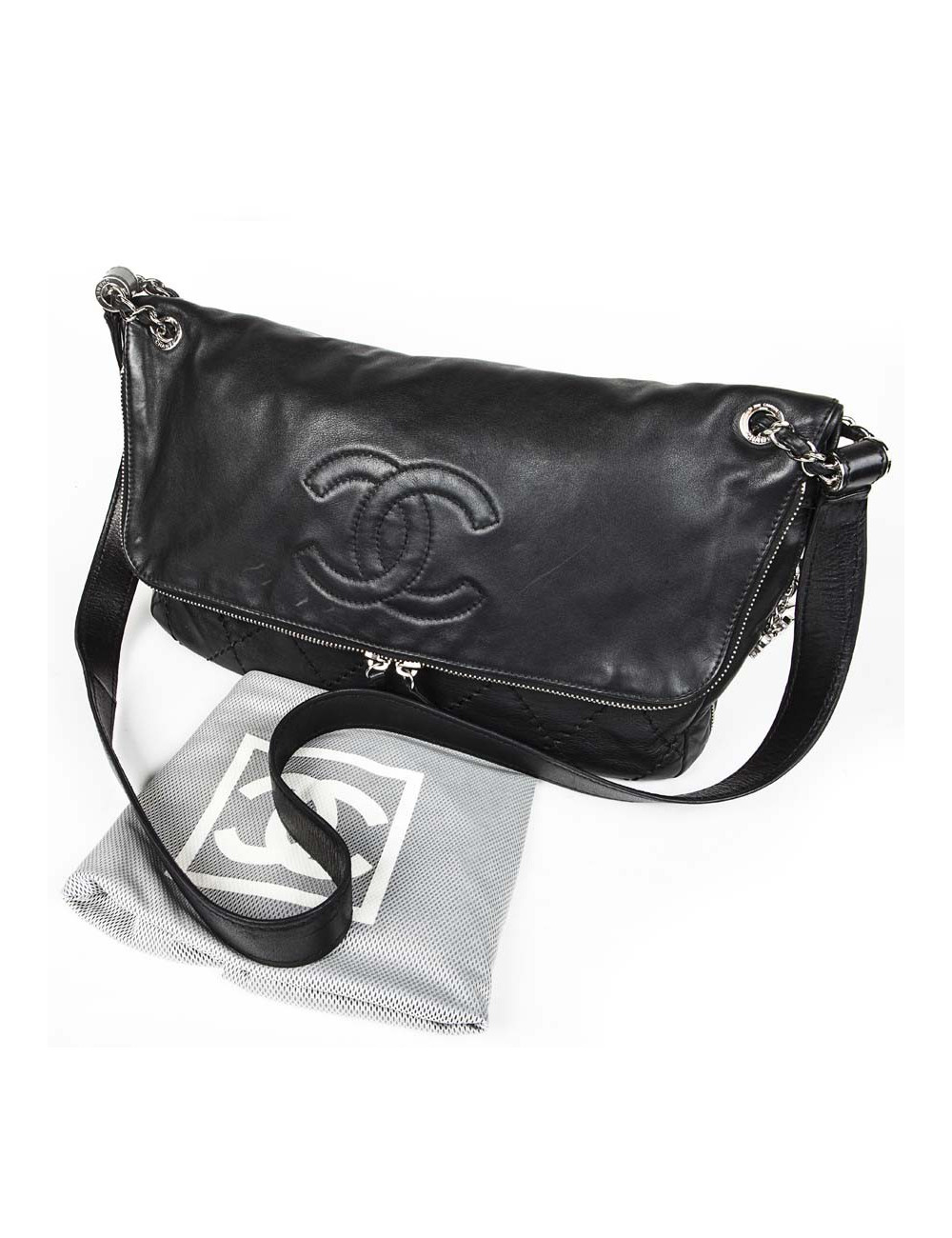 Sac besace CHANEL en cuir souple noir 