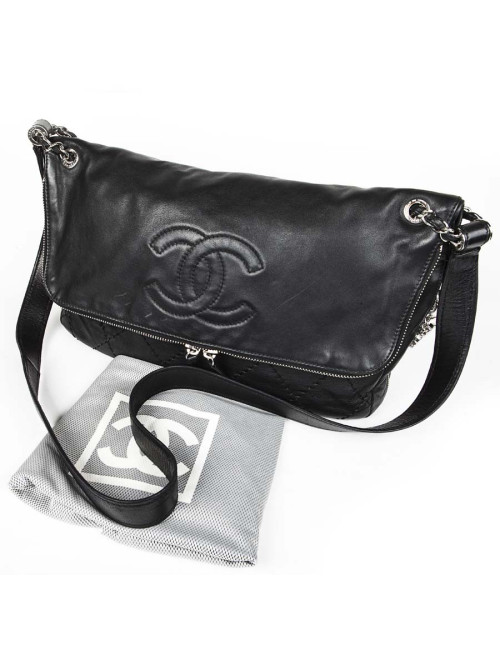 CHANEL messenger bag in black quilted smooth leather
