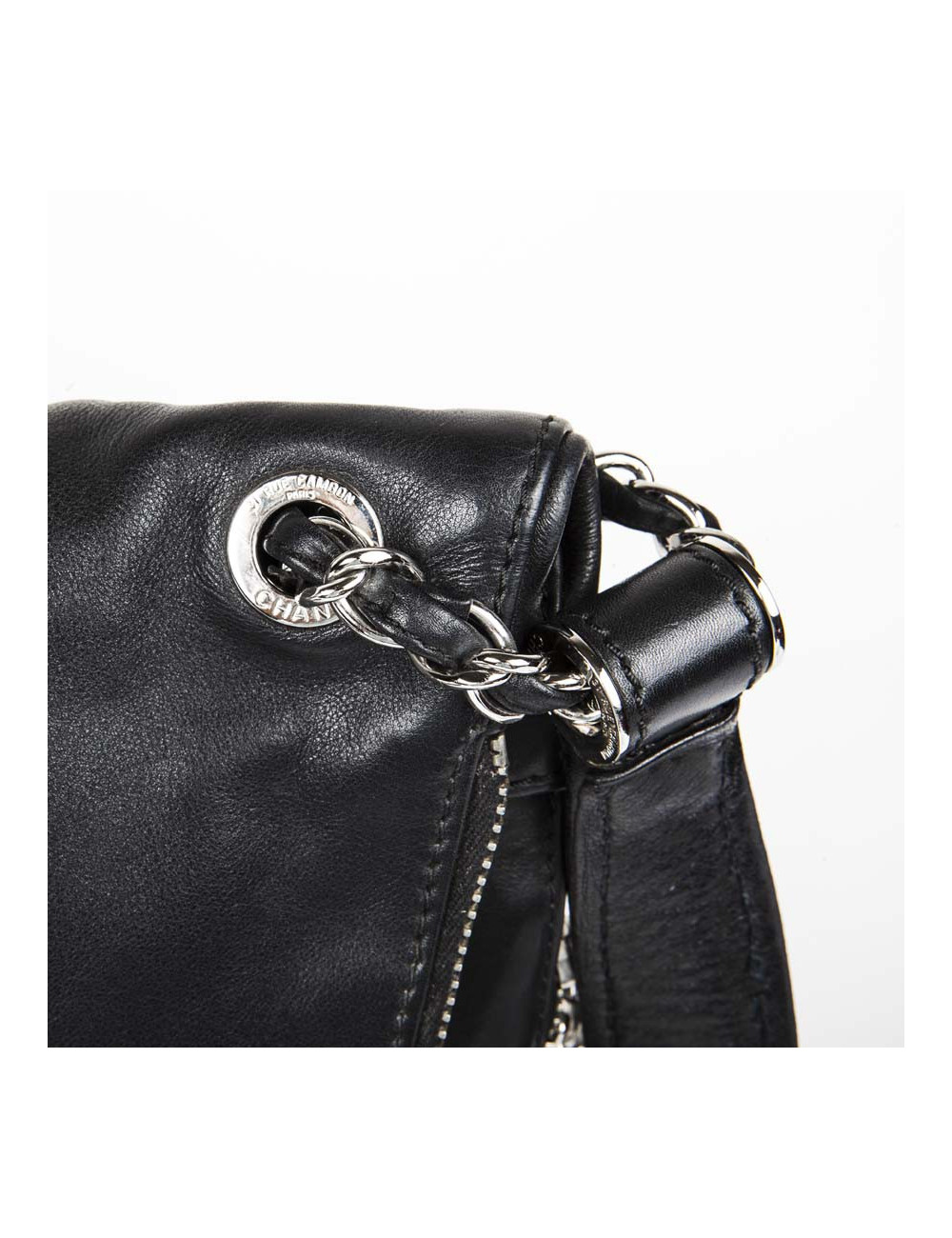 Sac besace CHANEL en cuir souple noir 