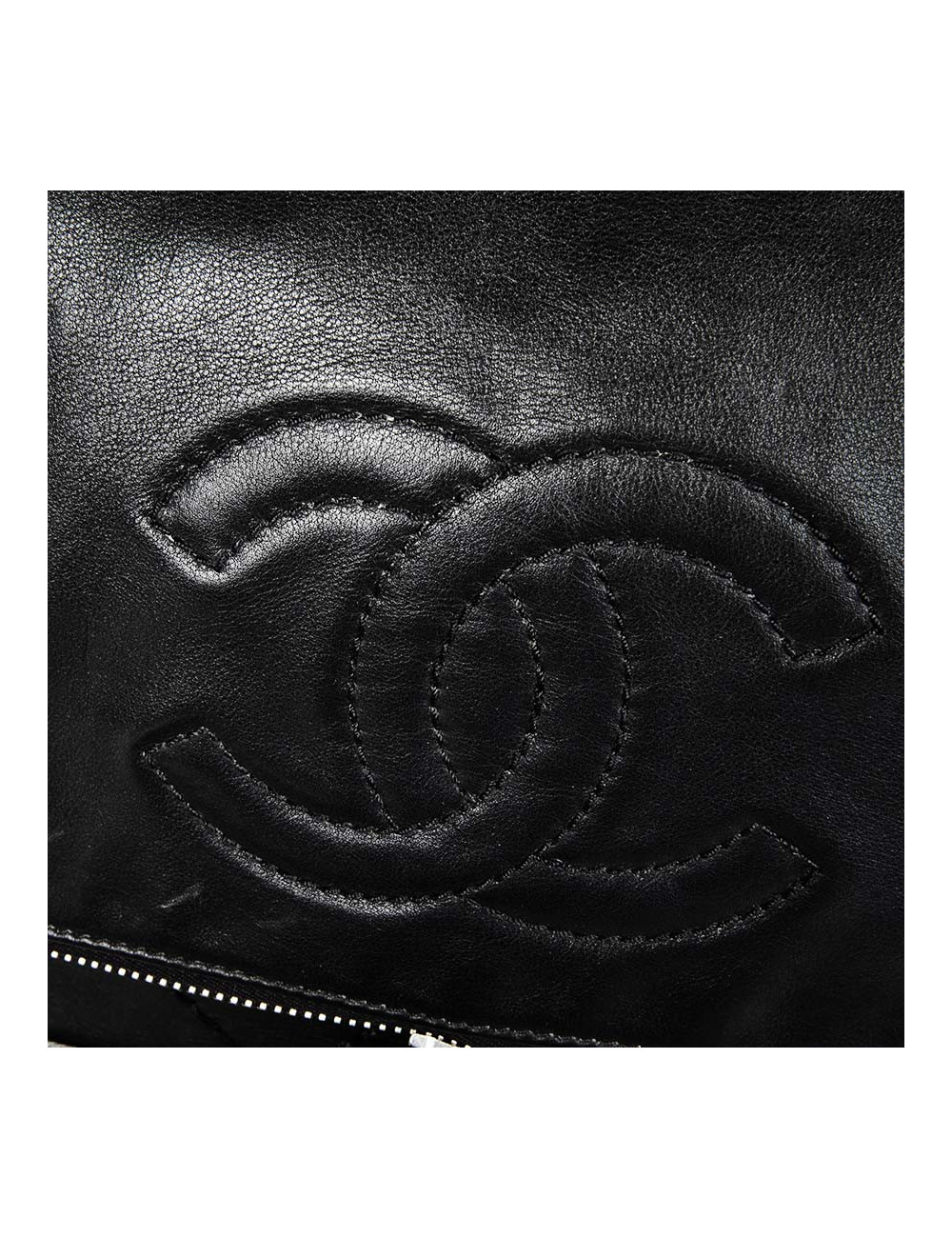 Sac besace CHANEL en cuir souple noir 