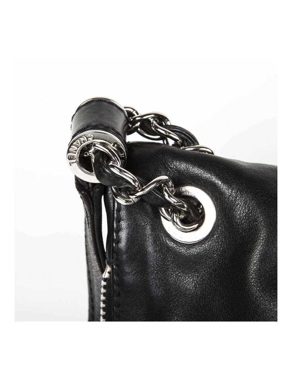 Sac besace CHANEL en cuir souple noir 