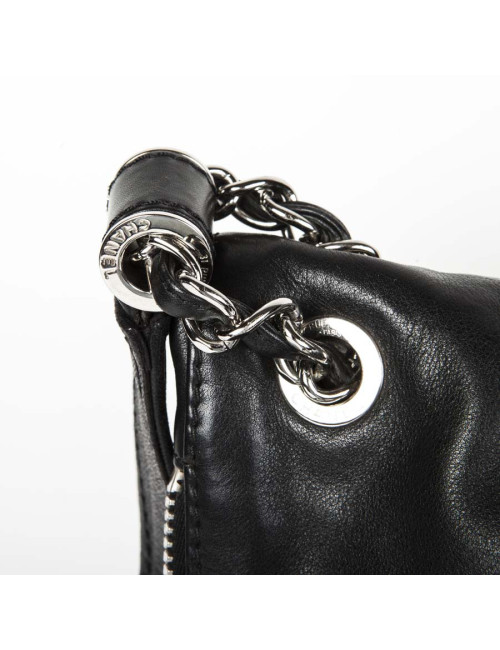 Sac besace CHANEL en cuir souple noir 