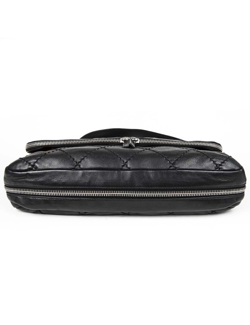 Sac besace CHANEL en cuir souple noir 