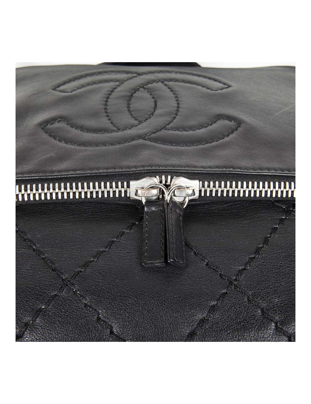 Sac besace CHANEL en cuir souple noir 