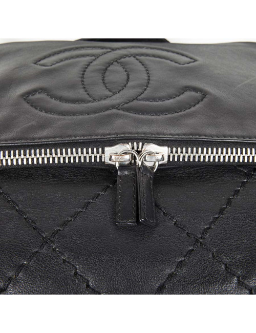 Sac besace CHANEL en cuir souple noir 