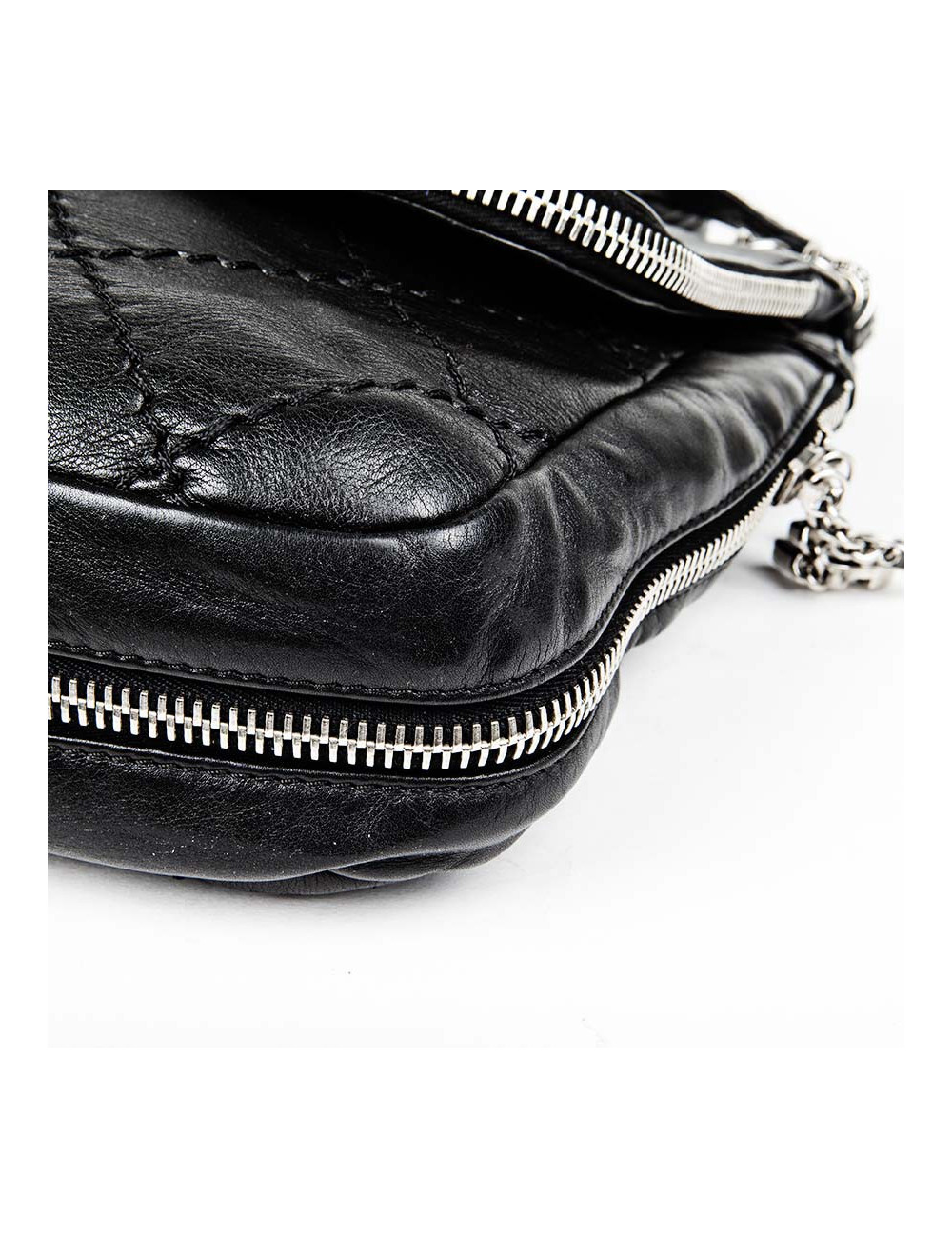 CHANEL messenger bag in black quilted smooth leather