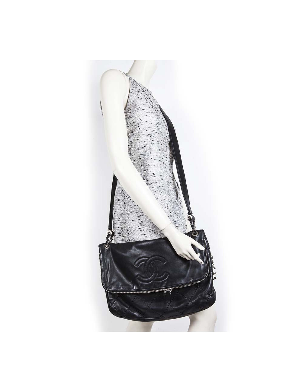 CHANEL messenger bag in black quilted smooth leather