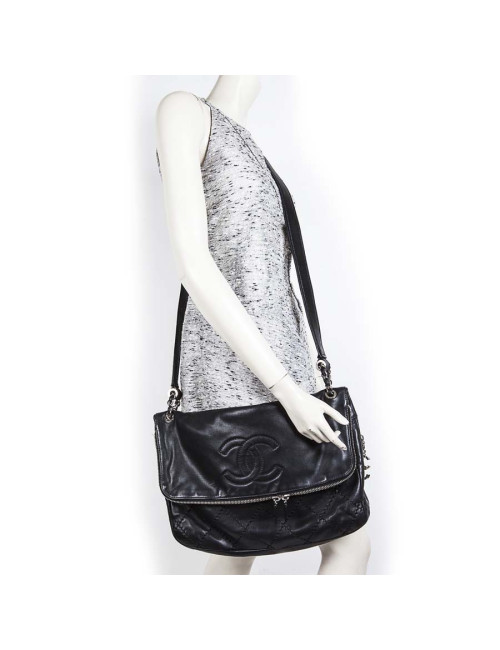 CHANEL messenger bag in black quilted smooth leather