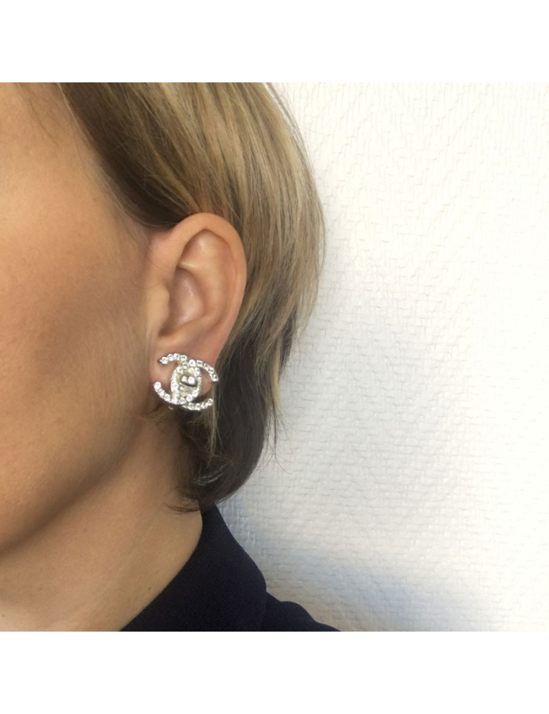 Boucles d'oreille clips CHANEL CC en métal argenté et brillants