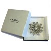 Broche CHANEL Couture en métal argenté, strass et perle