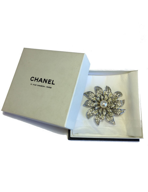Broche CHANEL Couture en métal argenté, strass et perle