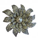 Broche CHANEL Couture en métal argenté, strass et perle