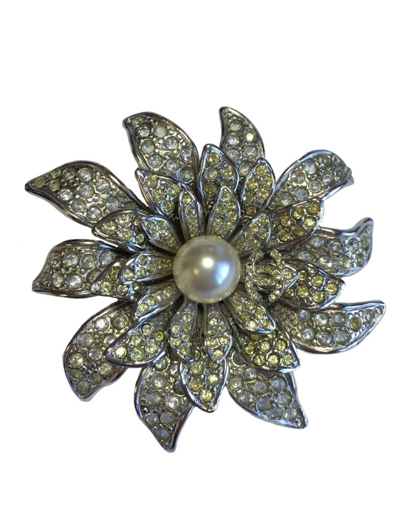 Broche CHANEL Couture en métal argenté, strass et perle