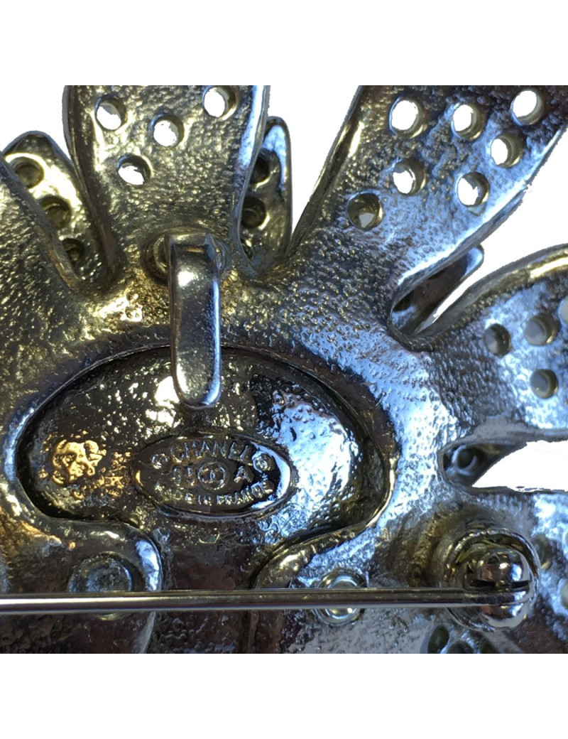 Broche CHANEL Couture en métal argenté, strass et perle