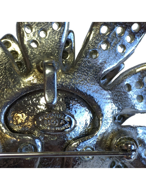 Broche CHANEL Couture en métal argenté, strass et perle