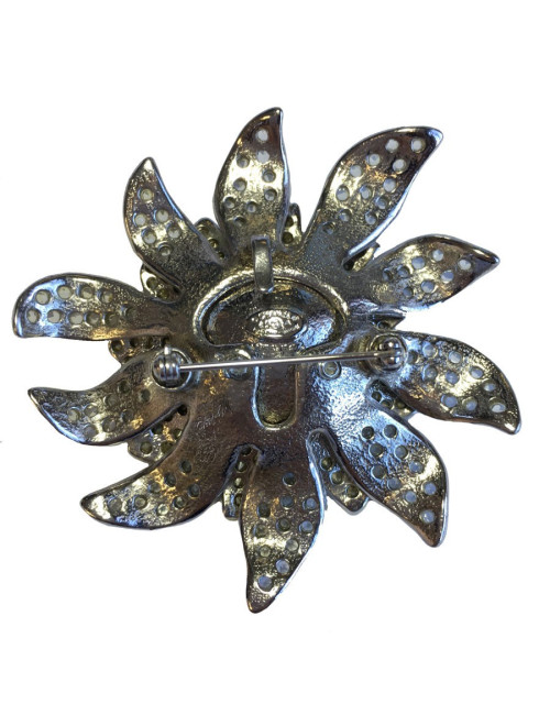 Broche CHANEL Couture en métal argenté, strass et perle