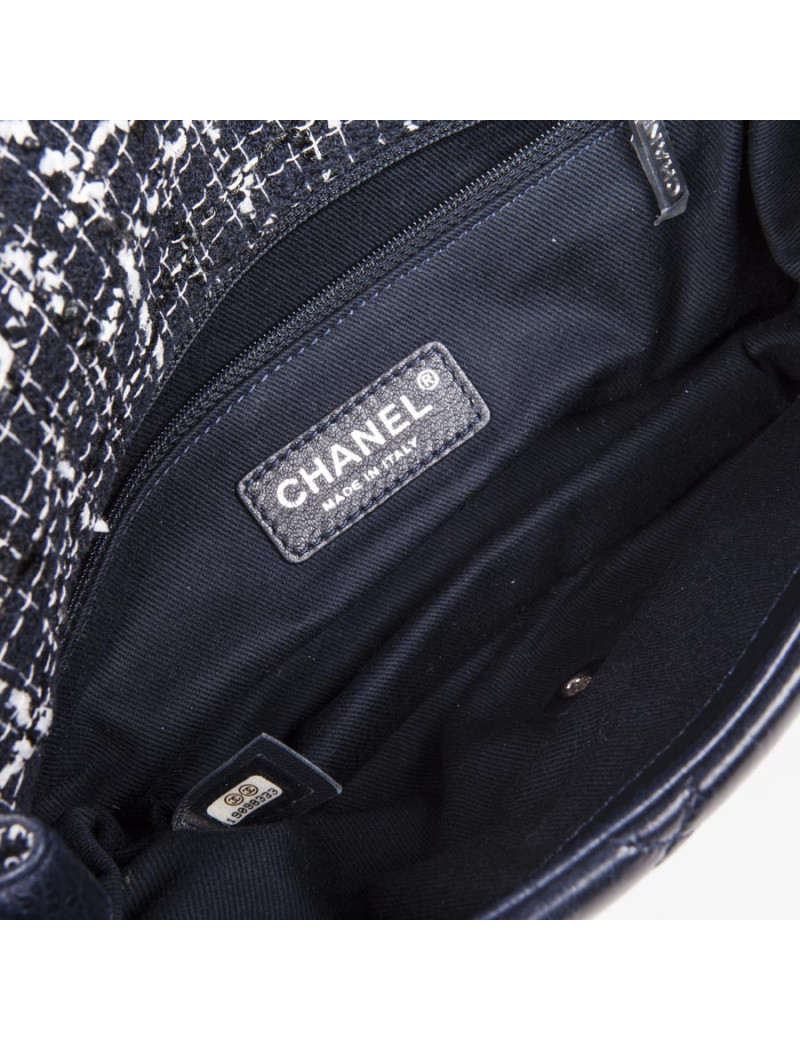 CHANEL flap bag in navy blue bi-material leather and tweed