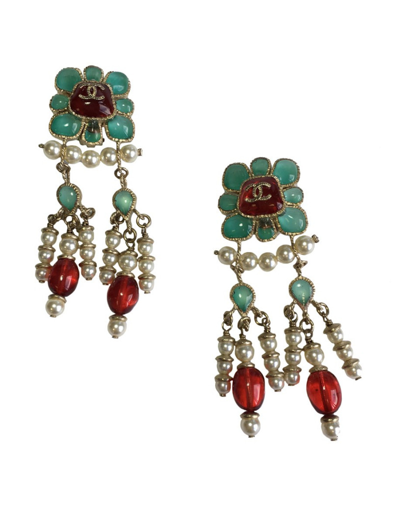 Boucles d'oreille CHANEL clips pendantes en métal doré, perles nacrées et pâte de verre