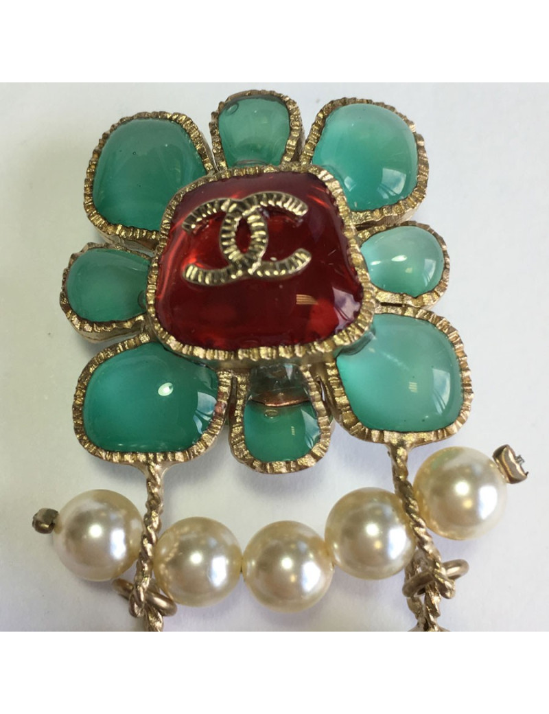 Boucles d'oreille CHANEL clips pendantes en métal doré, perles nacrées et pâte de verre