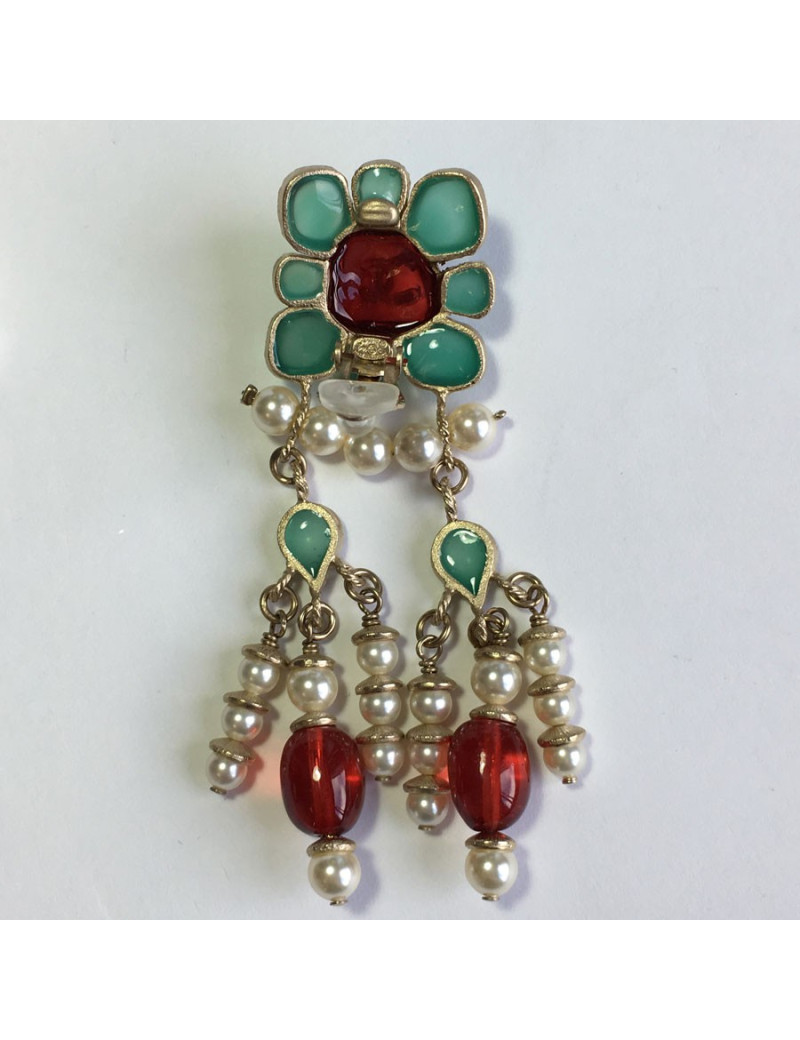Boucles d'oreille CHANEL clips pendantes en métal doré, perles nacrées et pâte de verre