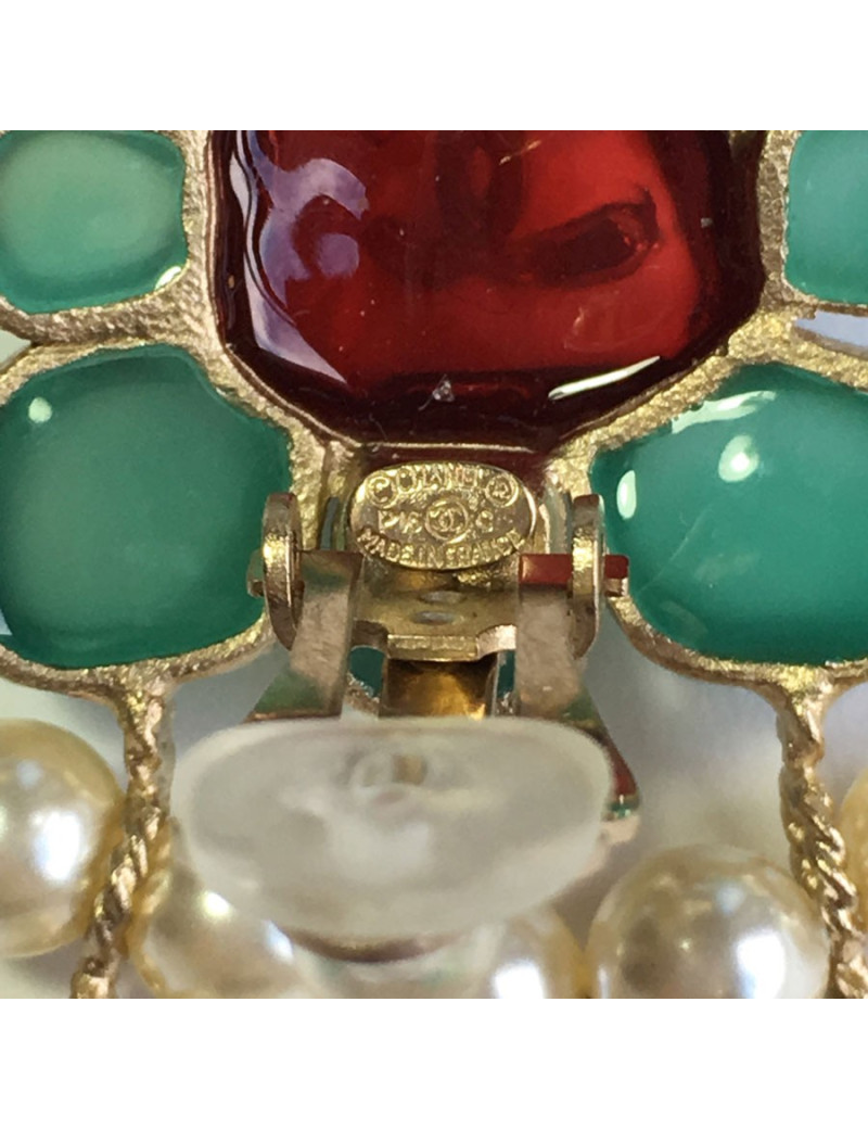 Boucles d'oreille CHANEL clips pendantes en métal doré, perles nacrées et pâte de verre