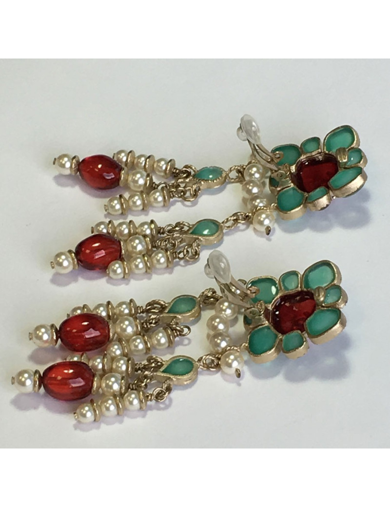 Boucles d'oreille CHANEL clips pendantes en métal doré, perles nacrées et pâte de verre