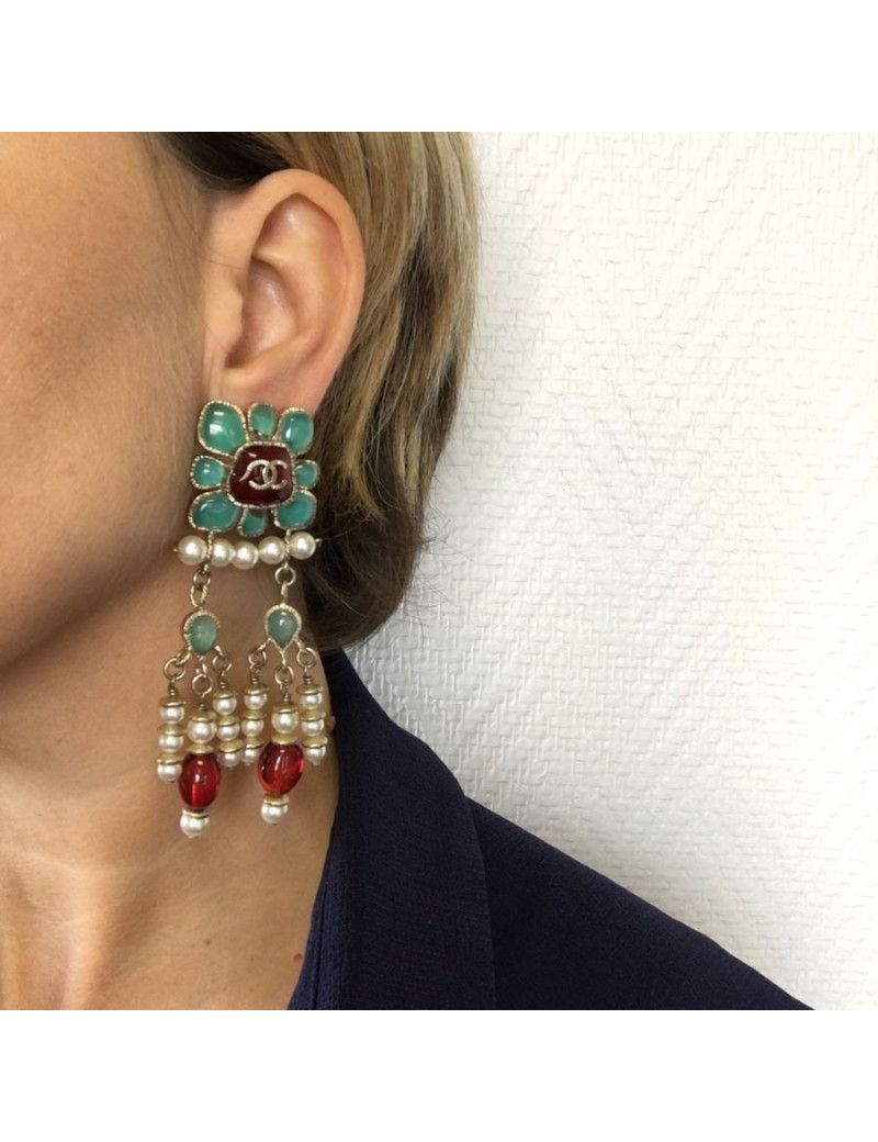 Boucles d'oreille CHANEL clips pendantes en métal doré, perles nacrées et pâte de verre