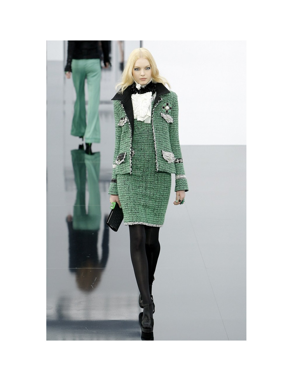 CHANEL collection 2009 round brooch in silver plated metal, green resin and pearl 