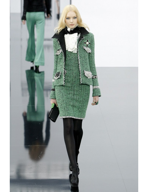 CHANEL collection 2009 round brooch in silver plated metal, green resin and pearl 