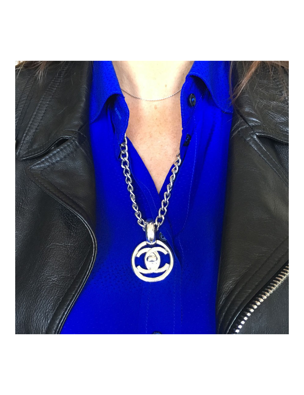 Collier CHANEL en métal argenté