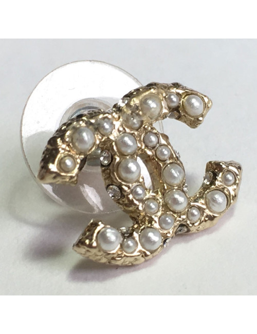 Boucles d’oreilles clous CHANEL perlés et métal doré à l’or fin