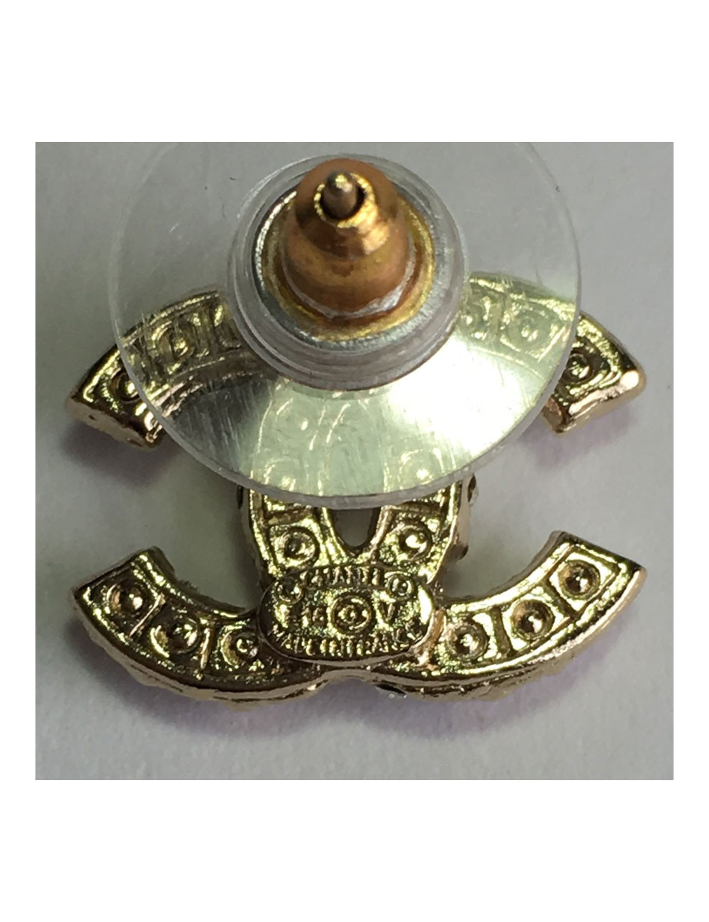 Boucles d’oreilles clous CHANEL perlés et métal doré à l’or fin