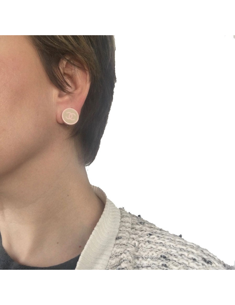 CHANEL ear in pink and beige resin clips