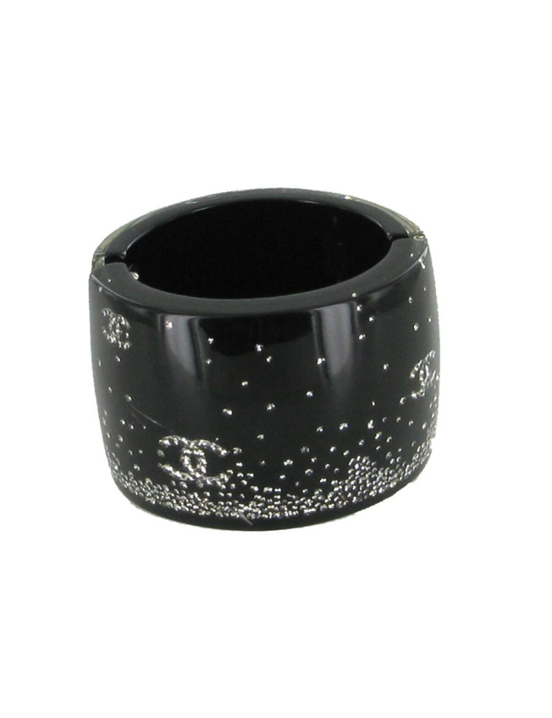  manchette CHANEL en résine noire incrustée de strass et CC en strass