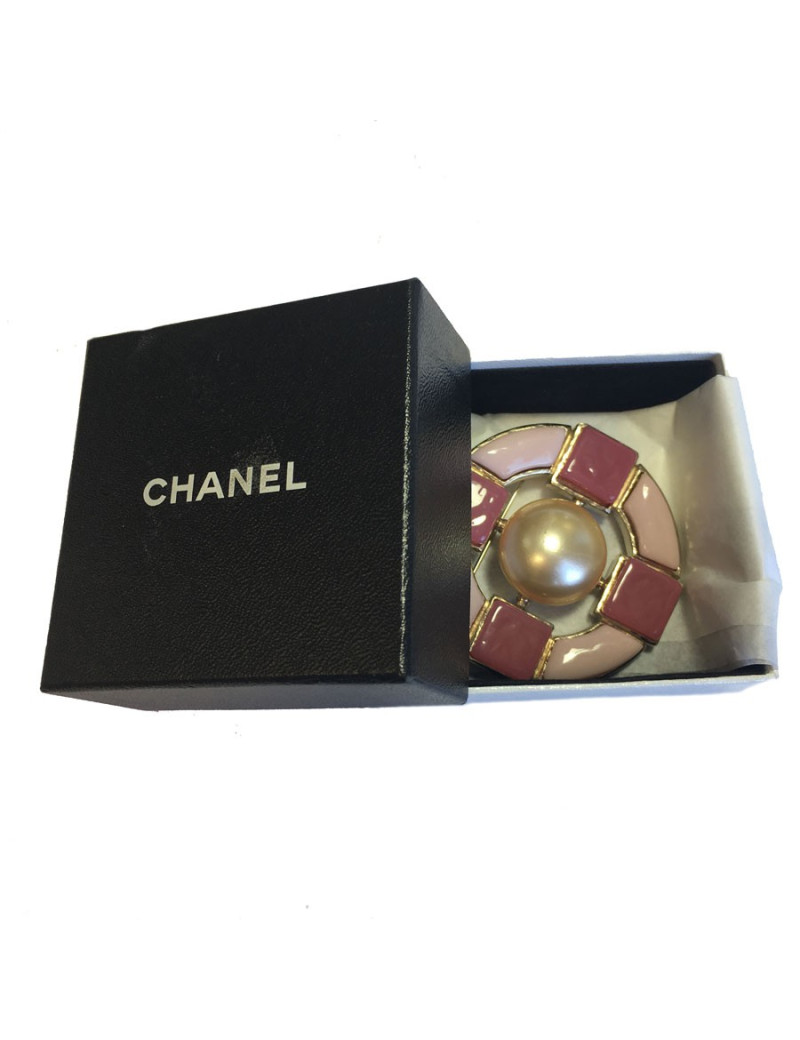 Broche CHANEL en métal doré, perle nacrée et pâte de verre rose