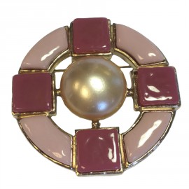 Broche CHANEL en métal doré, perle nacrée et pâte de verre rose