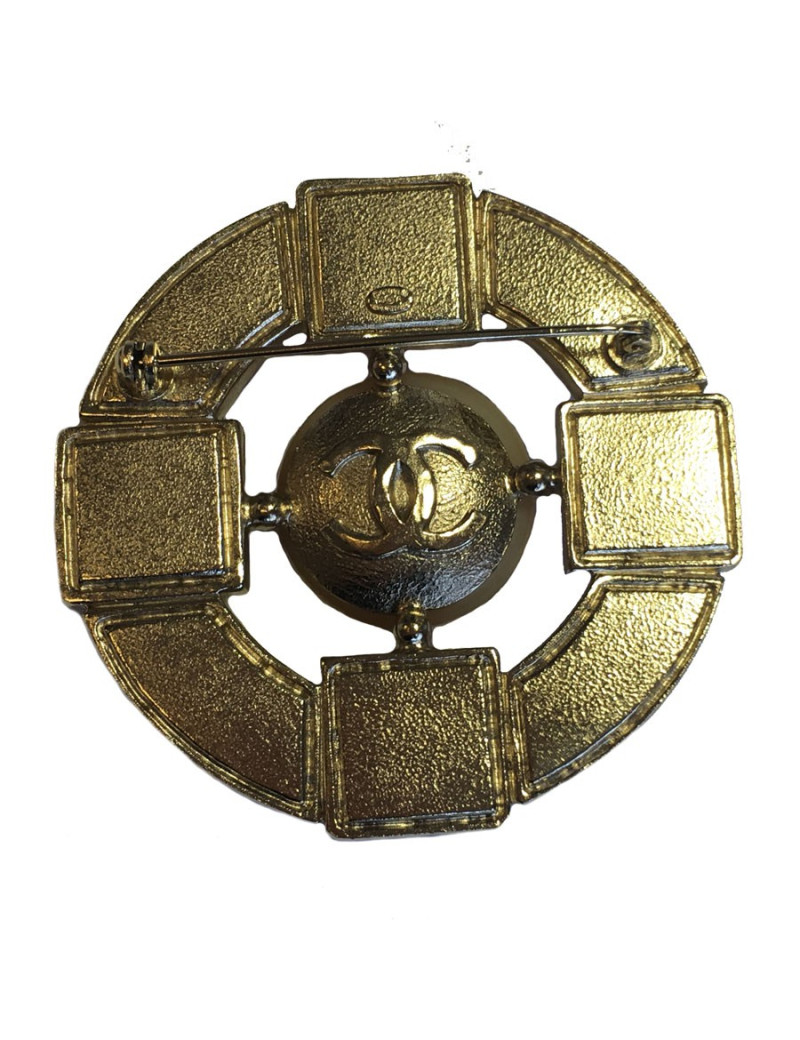 CHANEL round brooch in gilded metal and pink molten glass