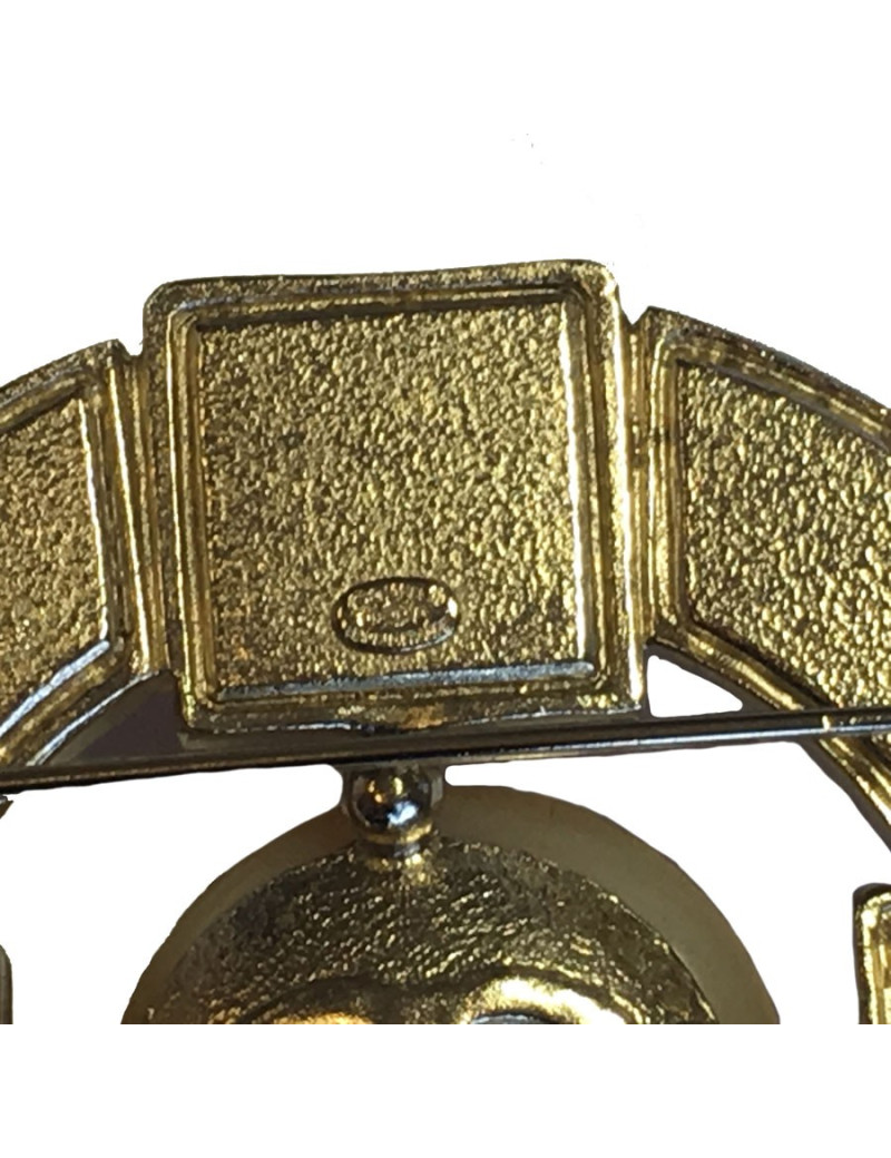 CHANEL round brooch in gilded metal and pink molten glass