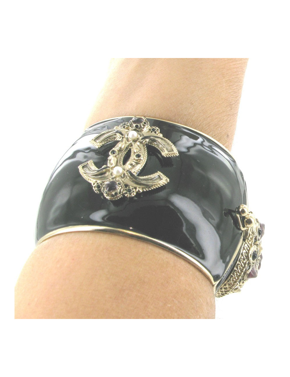 Manchette Couture CHANEL en métal doré mat et résine noire