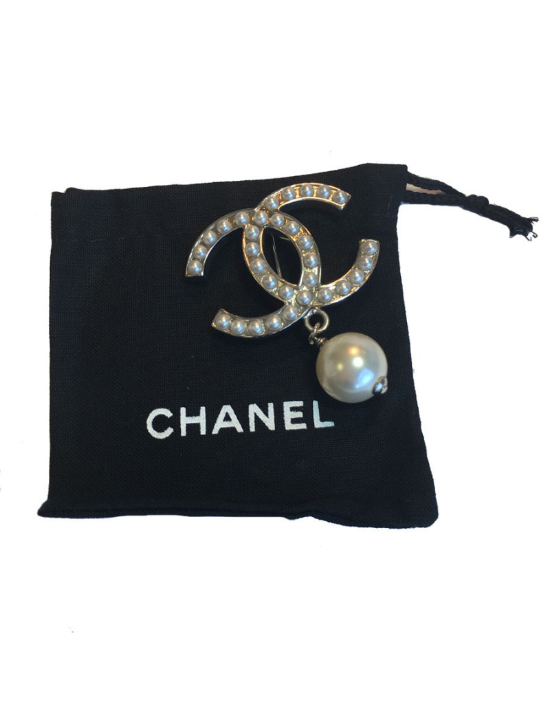Broche CHANEL CC en métal argenté et perles nacrées