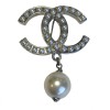 Broche CHANEL CC en métal argenté et perles nacrées