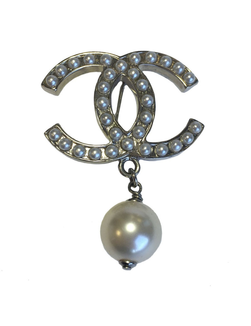 Broche CHANEL CC en métal argenté et perles nacrées