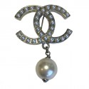Broche CHANEL CC en métal argenté et perles nacrées