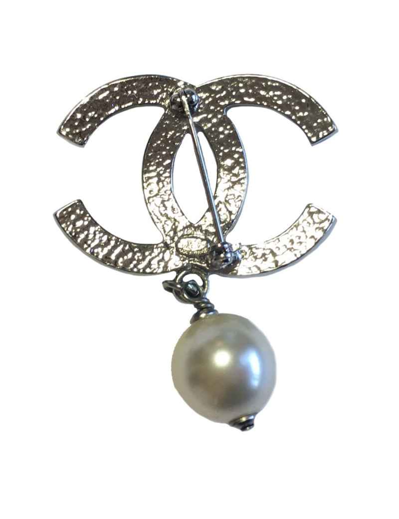 Broche CHANEL CC en métal argenté et perles nacrées