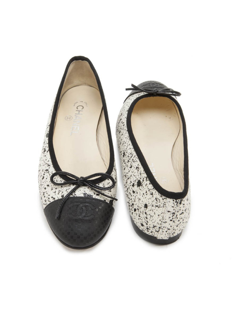 Ballerines CHANEL T 38.5 effet galuchat noir et blanc