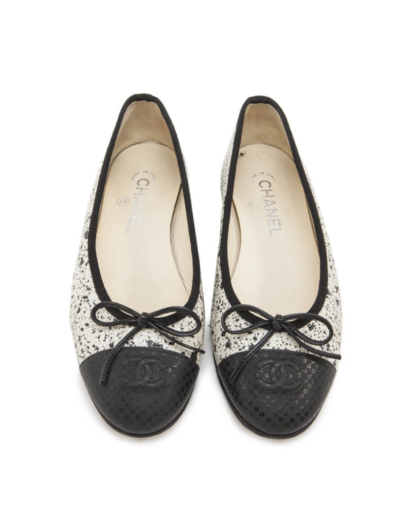 Ballerines CHANEL T 38.5 effet galuchat noir et blanc